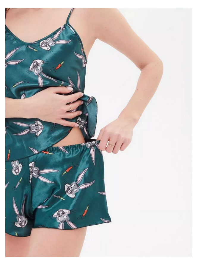 Пижама шелковая зеленая с зайцами топ с шортами